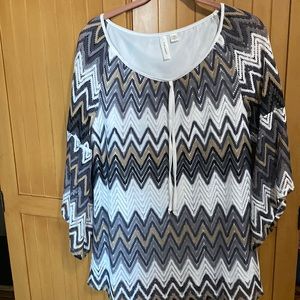 TACERA WOMENS TOP SIZE MEDIUM